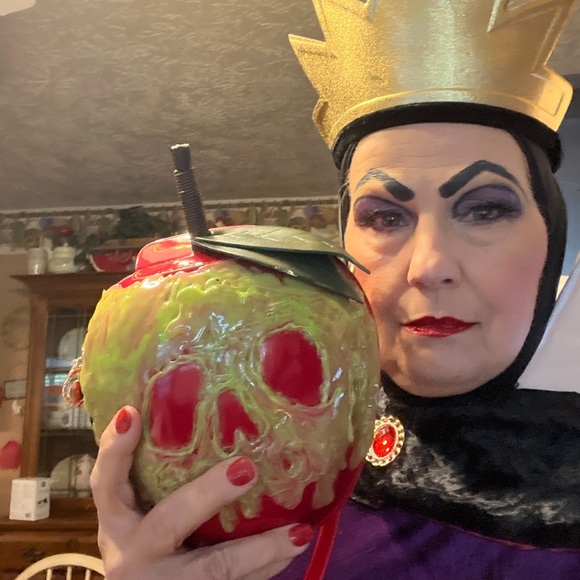“Poison Apple” Skull Apple Crossbody Bag Perfect for Evil Queen Costume - Picture 1 of 5